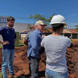 Imagem da notícia PREFEITURA ACOMPANHA OBRAS CONTRA ENTUPIMENTO QUE AFETAVA LAGO DO SILVÉRIO