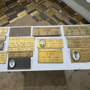Imagem da notícia CONFIRA A LISTA DE PLACAS RECUPERADAS DO CEMITÉRIO MUNICIPAL