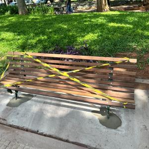 Imagem da notícia PREFEITURA SUBSTITUI BANCOS DO JARDIM DE BAIXO