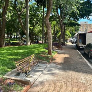 Imagem da notícia PREFEITURA SUBSTITUI BANCOS DO JARDIM DE BAIXO