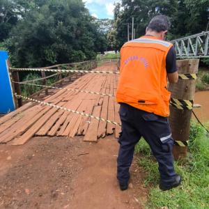 Imagem da notícia ATENÇÃO: DEFESA CIVIL INTERDITA PONTE QUE LIGA O AMADEU BOTELHO AO JARDIM DAS PAINEIRAS