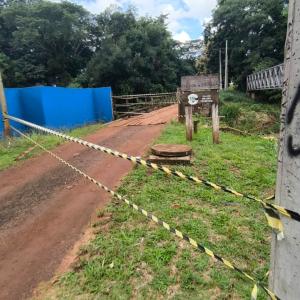 Imagem da notícia ATENÇÃO: DEFESA CIVIL INTERDITA PONTE QUE LIGA O AMADEU BOTELHO AO JARDIM DAS PAINEIRAS