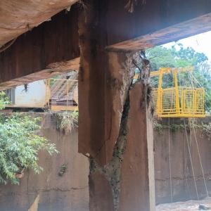 Imagem da notícia ATENÇÃO: DEFESA CIVIL INTERDITA PONTE QUE LIGA O AMADEU BOTELHO AO JARDIM DAS PAINEIRAS