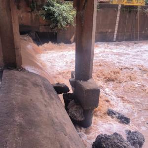 Imagem da notícia ATENÇÃO: DEFESA CIVIL INTERDITA PONTE QUE LIGA O AMADEU BOTELHO AO JARDIM DAS PAINEIRAS