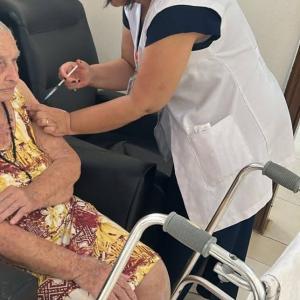 Imagem da notícia CUIDADO E PROTEÇÃO: IDOSOS DO ABRIGO SÃO LOURENÇO SÃO VACINADOS