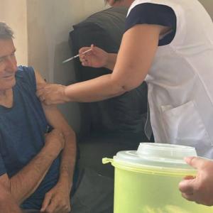 Imagem da notícia CUIDADO E PROTEÇÃO: IDOSOS DO ABRIGO SÃO LOURENÇO SÃO VACINADOS