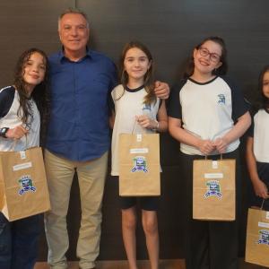 Imagem da notícia PREFEITURA PREMIA ALUNAS VENCEDORAS DO CONCURSO DE DESENHO DO CARNÊ DO IPTU