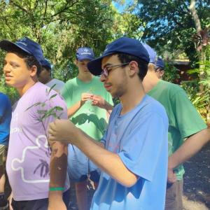 Imagem da notícia ALUNOS DA ESCOLA DO AUTISTA VISITAM O HORTO MUNICIPAL