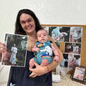 Imagem da notícia MAMÃES E SEUS BEBÊS BRILHAM EM ENTREGA DE ENSAIO FOTOGRÁFICO