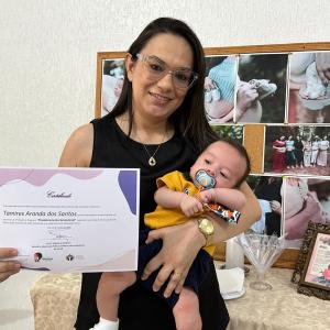 Imagem da notícia MAMÃES E SEUS BEBÊS BRILHAM EM ENTREGA DE ENSAIO FOTOGRÁFICO