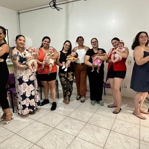 Imagem da notícia MAMÃES E SEUS BEBÊS BRILHAM EM ENTREGA DE ENSAIO FOTOGRÁFICO