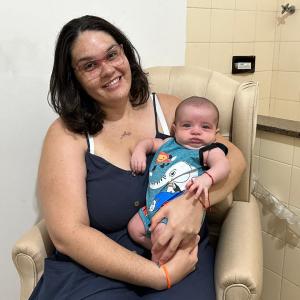 Imagem da notícia MAMÃES E SEUS BEBÊS BRILHAM EM ENTREGA DE ENSAIO FOTOGRÁFICO