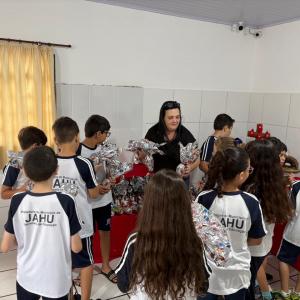 Imagem da notícia PREFEITURA DISTRIBUI OVOS DE PÁSCOA NAS ESCOLAS E CRECHES MUNICIPAIS