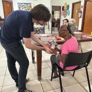 Imagem da notícia COELHINHO SEGUE PASSEANDO POR NOSSA CIDADE!