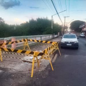 Imagem da notícia PONTE DA RUI BARBOSA ESTÁ PARCIALMENTE INTERDITADA