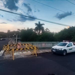Imagem da notícia PONTE DA RUI BARBOSA ESTÁ PARCIALMENTE INTERDITADA