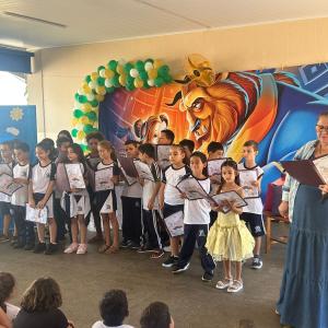 Imagem da notícia ENTREGA DE LIVROS FORTALECE O INCENTIVO À LEITURA NA EMEF VEREADOR ÂNGELO RONCHESEL