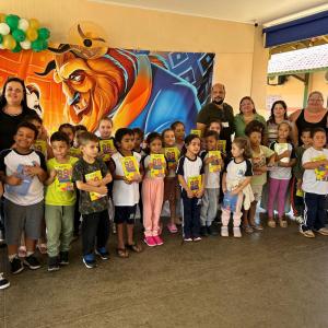 Imagem da notícia ENTREGA DE LIVROS FORTALECE O INCENTIVO À LEITURA NA EMEF VEREADOR ÂNGELO RONCHESEL