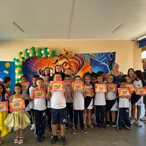 Imagem da notícia ENTREGA DE LIVROS FORTALECE O INCENTIVO À LEITURA NA EMEF VEREADOR ÂNGELO RONCHESEL