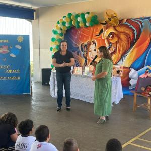 Imagem da notícia ENTREGA DE LIVROS FORTALECE O INCENTIVO À LEITURA NA EMEF VEREADOR ÂNGELO RONCHESEL