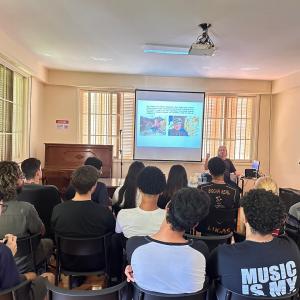Imagem da notícia ESTUDANTES DA ÁLVARO FRAGA PARTICIPAM DE OFICINA PARA CONTAR HISTÓRIAS EM VÍDEO