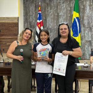 Imagem da notícia ALUNOS DA REDE MUNICIPAL RECEBEM O PRÊMIO 'JOÃO RIBEIRO DE BARROS'