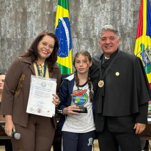 Imagem da notícia ALUNOS DA REDE MUNICIPAL RECEBEM O PRÊMIO 'JOÃO RIBEIRO DE BARROS'