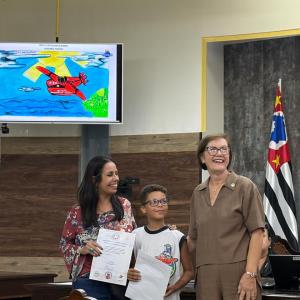 Imagem da notícia ALUNOS DA REDE MUNICIPAL RECEBEM O PRÊMIO 'JOÃO RIBEIRO DE BARROS'