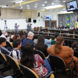 Imagem da notícia ALUNOS DA REDE MUNICIPAL RECEBEM O PRÊMIO 'JOÃO RIBEIRO DE BARROS'