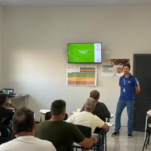 Imagem da notícia PRODUTORES RURAIS RECEBEM ORIENTAÇÕES SOBRE LINHAS DE CRÉDITO E INVESTIMENTOS