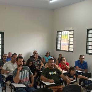 Imagem da notícia PRODUTORES RURAIS RECEBEM ORIENTAÇÕES SOBRE LINHAS DE CRÉDITO E INVESTIMENTOS