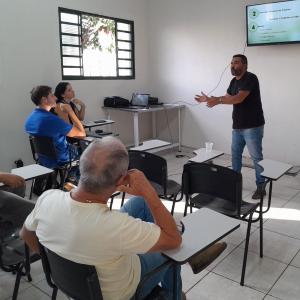 Imagem da notícia PRODUTORES RURAIS RECEBEM ORIENTAÇÕES SOBRE LINHAS DE CRÉDITO E INVESTIMENTOS