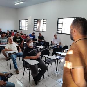 Imagem da notícia PRODUTORES RURAIS RECEBEM ORIENTAÇÕES SOBRE LINHAS DE CRÉDITO E INVESTIMENTOS
