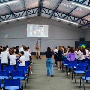 Imagem da notícia MAIO AMARELO: ESTUDANTES RECEBEM ORIENTAÇÕES SOBRE SEGURANÇA NO TRÂNSITO