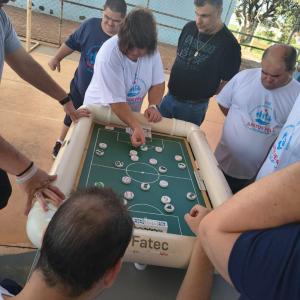 Imagem da notícia INOVAÇÃO A SERVIÇO DA INCLUSÃO: CISC RECEBE MESA DE FUTEBOL DE BOTÃO ACESSÍVEL