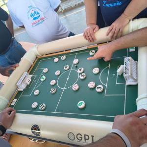 Imagem da notícia INOVAÇÃO A SERVIÇO DA INCLUSÃO: CISC RECEBE MESA DE FUTEBOL DE BOTÃO ACESSÍVEL
