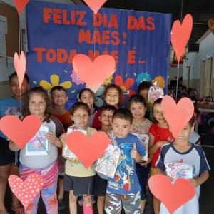 Imagem da notícia UNIDADES ESCOLARES DA REDE MUNICIPAL DE ENSINO CELEBRAM E COMEMORAM O DIA DAS MÃES