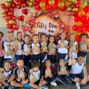 Imagem da notícia UNIDADES ESCOLARES DA REDE MUNICIPAL DE ENSINO CELEBRAM E COMEMORAM O DIA DAS MÃES
