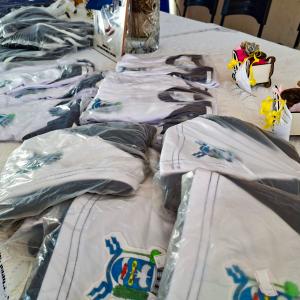 Imagem da notícia PELO QUINTO ANO SEGUIDO, PREFEITURA ENTREGA KITS DE UNIFORMES AOS ALUNOS DA REDE MUNICIPAL DE ENSINO