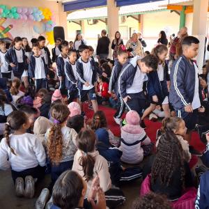 Imagem da notícia PELO QUINTO ANO SEGUIDO, PREFEITURA ENTREGA KITS DE UNIFORMES AOS ALUNOS DA REDE MUNICIPAL DE ENSINO