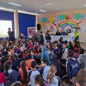 Imagem da notícia PELO QUINTO ANO SEGUIDO, PREFEITURA ENTREGA KITS DE UNIFORMES AOS ALUNOS DA REDE MUNICIPAL DE ENSINO