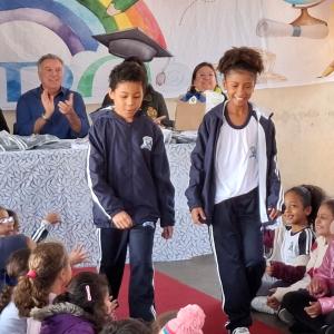 Imagem da notícia PELO QUINTO ANO SEGUIDO, PREFEITURA ENTREGA KITS DE UNIFORMES AOS ALUNOS DA REDE MUNICIPAL DE ENSINO
