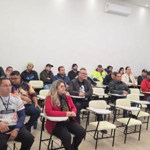 Imagem da notícia PROFISSIONAIS DO TRANSPORTE ESCOLAR PARTICIPAM DE CAPACITAÇÃO SOBRE TEA