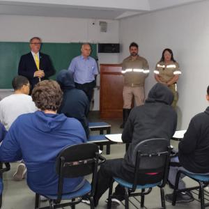Imagem da notícia MAIO AMARELO: AÇÕES DE CONSCIENTIZAÇÃO PASSAM PELO COLÉGIO ACADEMIA E EMEF ANTÔNIO WALDOMIRO