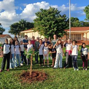 Imagem da notícia PRESERVANDO O SÍMBOLO DE JAHU: ESTUDANTES DA “NORMA BOTELHO” PLANTAM PEROBA-ROSA