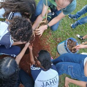 Imagem da notícia PRESERVANDO O SÍMBOLO DE JAHU: ESTUDANTES DA “NORMA BOTELHO” PLANTAM PEROBA-ROSA