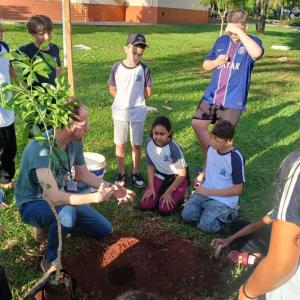 Imagem da notícia PRESERVANDO O SÍMBOLO DE JAHU: ESTUDANTES DA “NORMA BOTELHO” PLANTAM PEROBA-ROSA