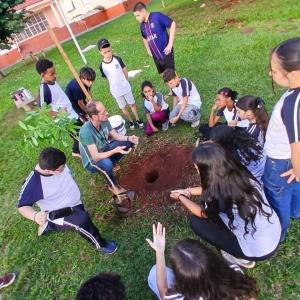 Imagem da notícia PRESERVANDO O SÍMBOLO DE JAHU: ESTUDANTES DA “NORMA BOTELHO” PLANTAM PEROBA-ROSA