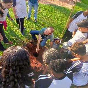 Imagem da notícia PRESERVANDO O SÍMBOLO DE JAHU: ESTUDANTES DA “NORMA BOTELHO” PLANTAM PEROBA-ROSA