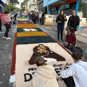 Imagem da notícia CELEBRAÇÃO DE CORPUS CHRISTI REÚNE MILHARES DE FIÉIS